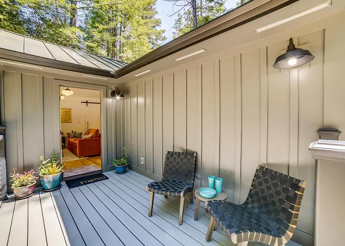 Peaceful Mendocino Cottage Surrounded By Redwoods