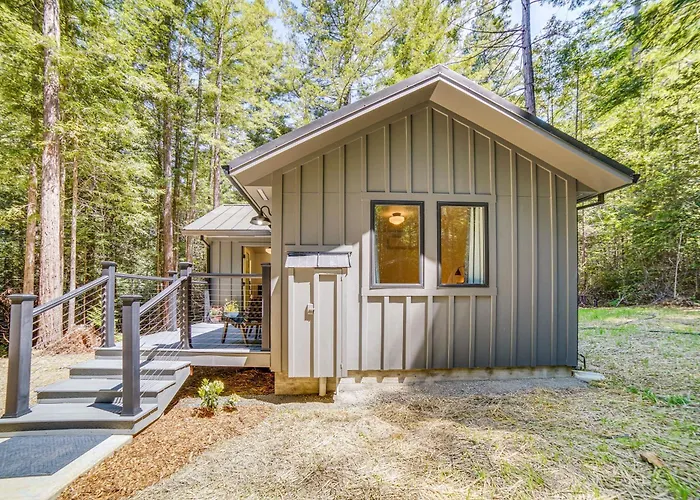 Peaceful Mendocino Cottage Surrounded By Redwoods