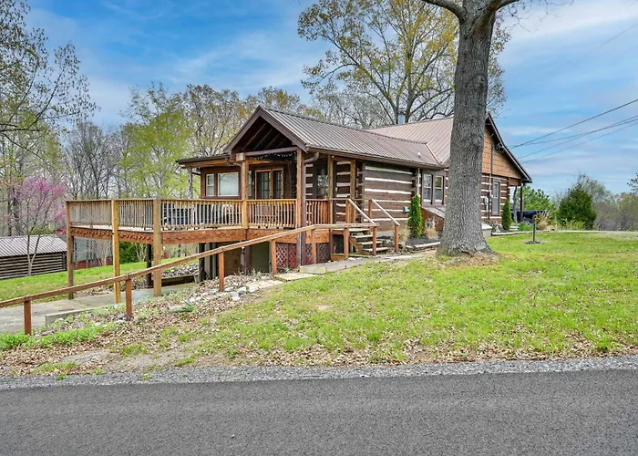 Country Escape: Log Cabin Near Kentucky Lake!