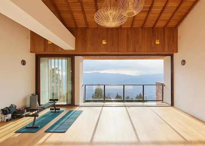 Hilltop Enchanting Villa With Stunning Views & Jacuzzi