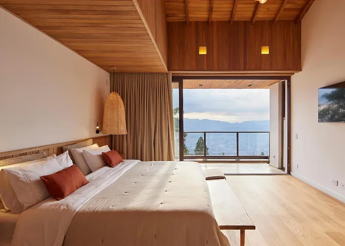 Hilltop Enchanting Villa With Stunning Views & Jacuzzi