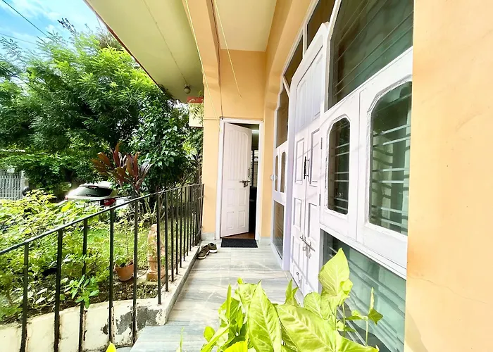 Retro Style 2Bhk Near Salt Lake Sector 5 Metro Station