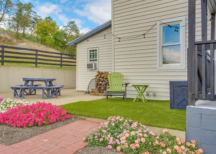 'Farmyard Stays' Dundee Home W/ Scenic Views!