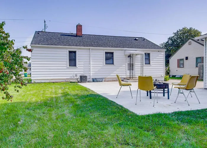 < 1 Mi To Lambeau Field: Green Bay Home W/ Grill!