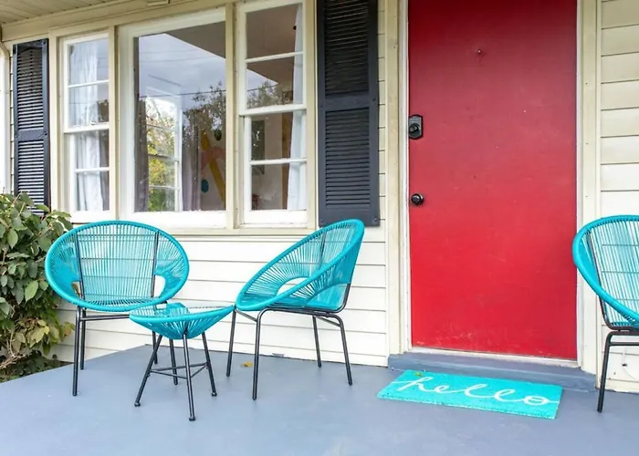 90S Crib -2Bed 1Bath, Funky Vibe, Central Location