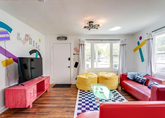 90S Crib -2Bed 1Bath, Funky Vibe, Central Location