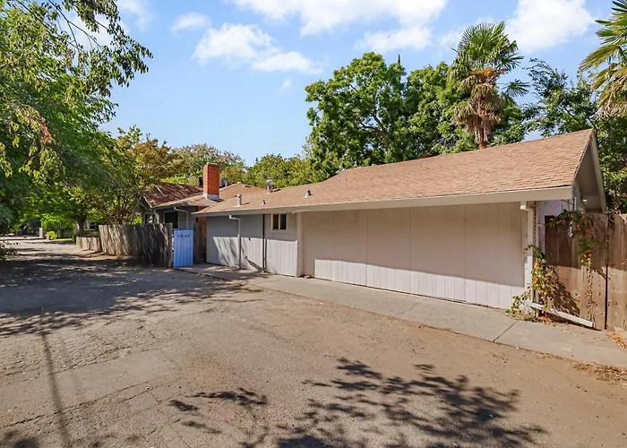 Guest House, Accessible To Downtown, & Fast Wifi!