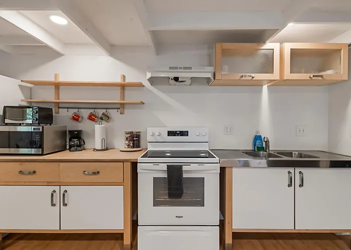 Guest House, Accessible To Downtown, & Fast Wifi!