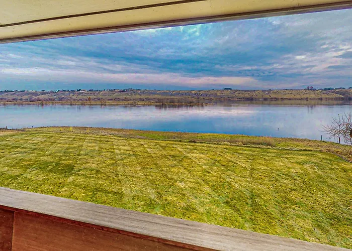 Waterfront Gem W/ Furnished Patio! Columbia Vista