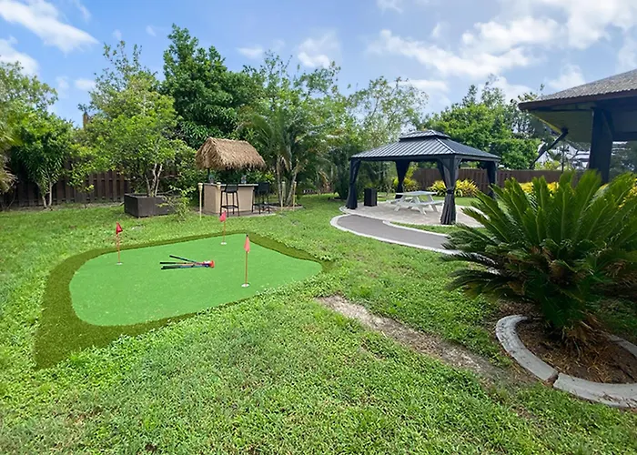 Cozy Coral Cottage With Tiki Hut, Mini Golf, Arcade And Grill