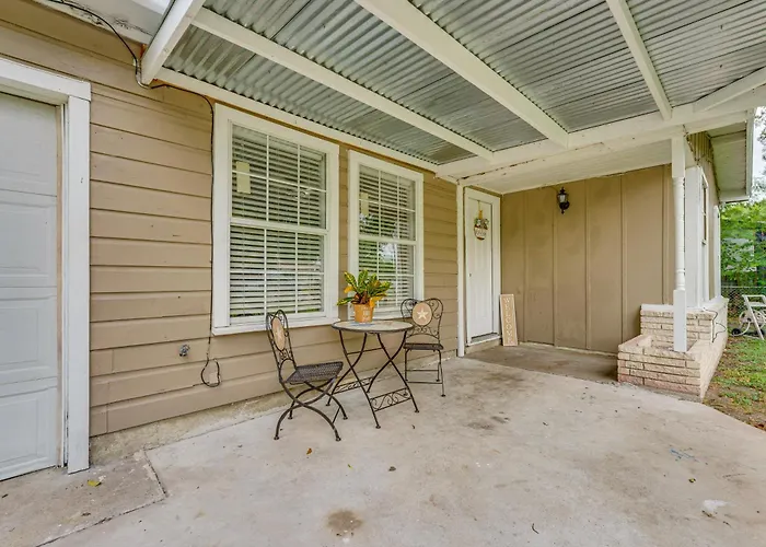 Fire Pit & Grill: Victoria Home Near Downtown