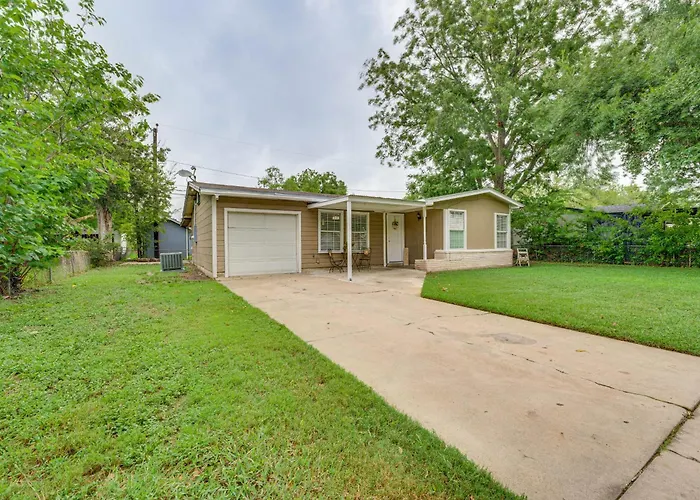 Fire Pit & Grill: Victoria Home Near Downtown