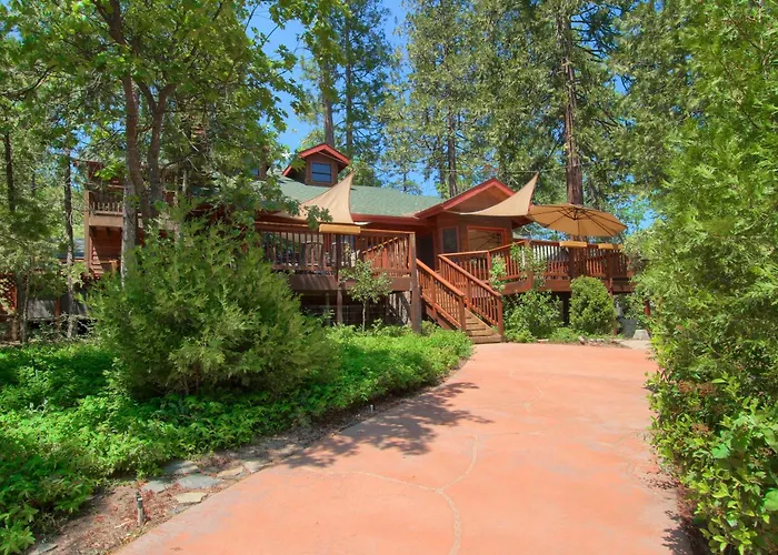 Willow Cove Lodge- 5 Bedrooms With A Hot Tub