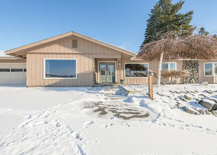 East Wenatchee Oasis 4Br, Pool, Hot Tub, Loop Trail