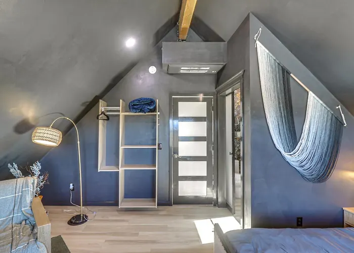 Kalispell Mountain Getaway W/ Hot Tub & Fire Pit!