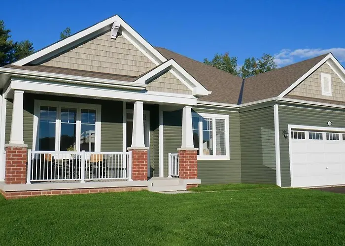 Spacious 3 Bdrm Retreat, Muskoka Room & Fireplace
