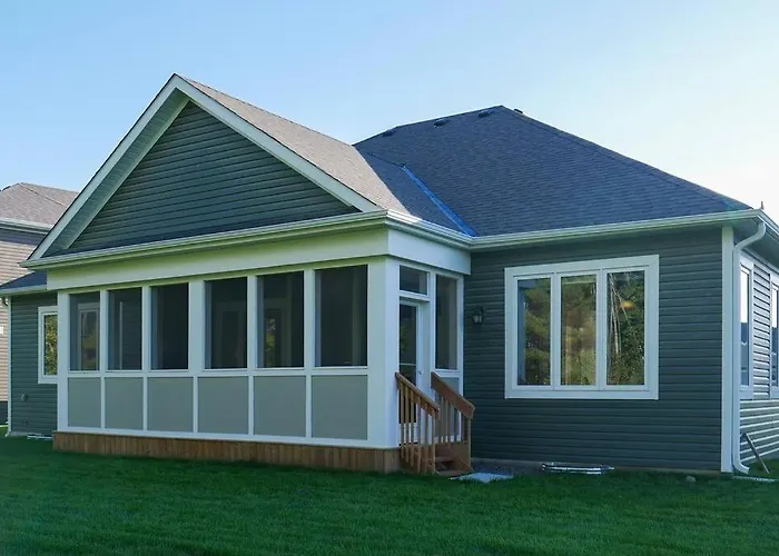Spacious 3 Bdrm Retreat, Muskoka Room & Fireplace