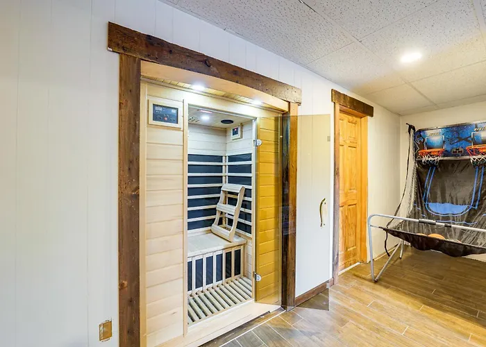 Fox River Luxury Estate: Pool, Sauna & Eagle Views