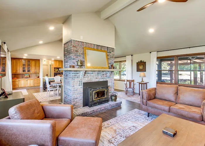 Kansas Gem W/ Fire Pit & Views: 10 Mi To Dtwn!