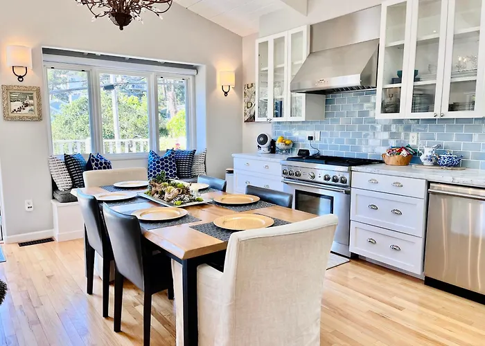 Gorgeous 3-Bdrm Home, Walk To Town And Beach
