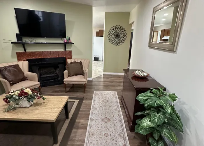 Amazing Duplex Close To Airport, Downtown