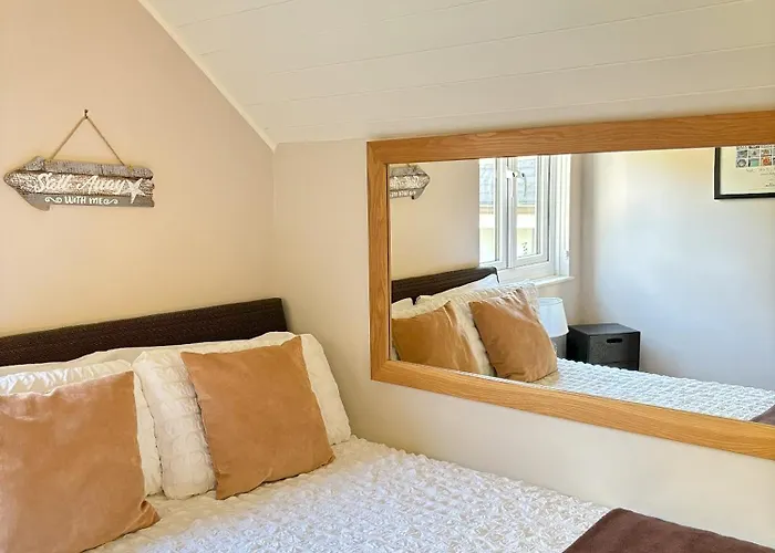 Dog-Friendly Lakefront Escape W Brand New Decking