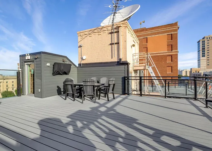 Walk To Unl Campus: Dtwn Lincoln Loft Apt!