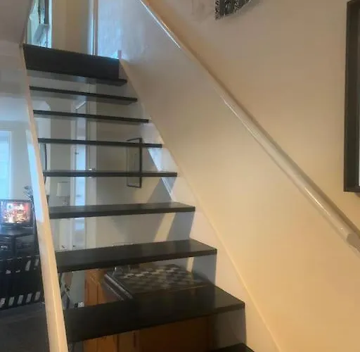 Apartment, Stylish 2 Bed Riverside House, 2 Kingsize Beds, Free Parking