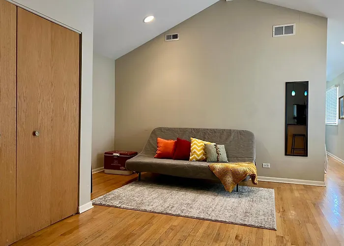 4 Bedroom Home In Best Location Parking Fireplace Back Yard Pets Welcome Chicago