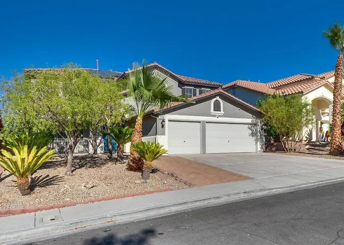 6Br Luxe Vegas Villa • Heated Pool, Spa & Games