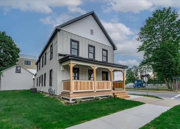 Charming Newly Renovated House Next Door To Track