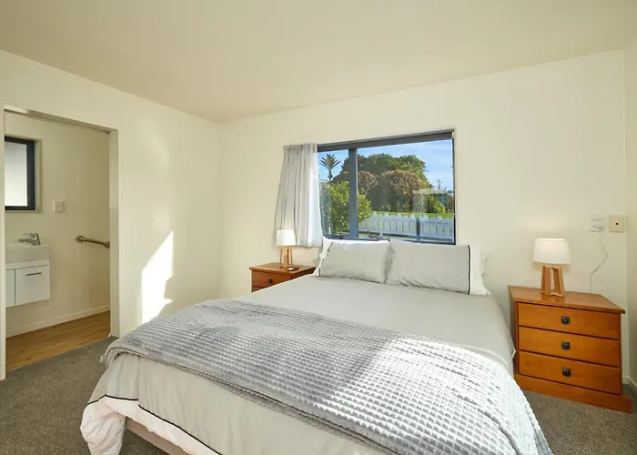 Handy Location, Ocean & Mountain Views, Spacious Yard - Kk46451