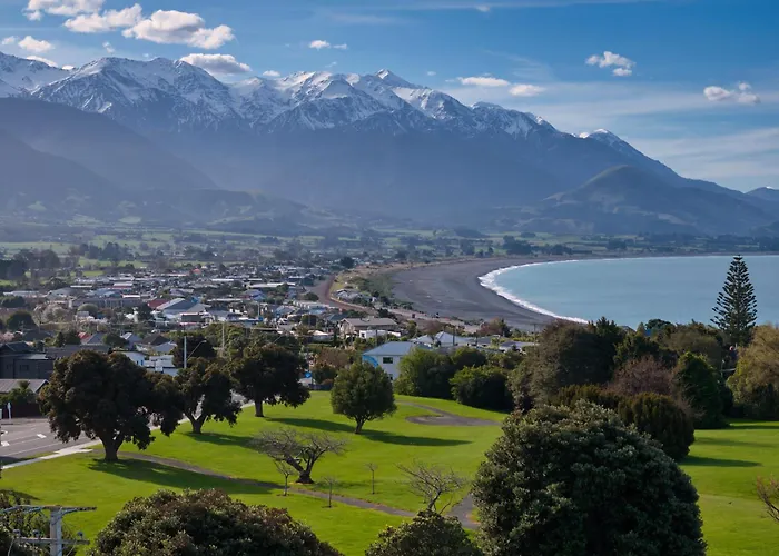 Handy Location, Ocean & Mountain Views, Spacious Yard - Kk46451