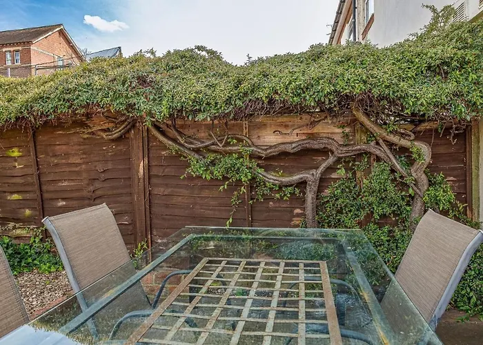 Central 2 Bed House W/ Garden And Free Parking!