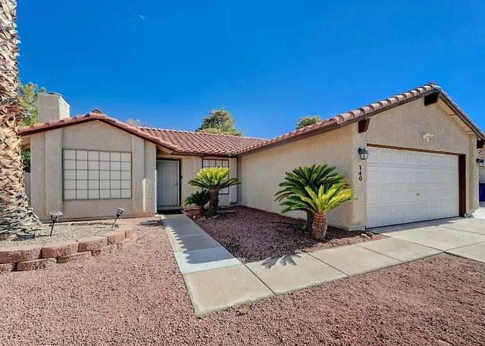 Cozy Getaway With King Bed, Bbq & Spacious Backyard