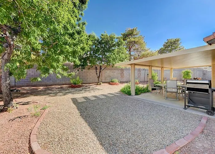 Cozy Getaway With King Bed, Bbq & Spacious Backyard