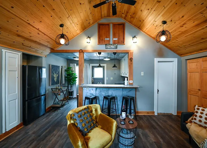 Charming Benson Home - Sleeps 5 Hot Tub!