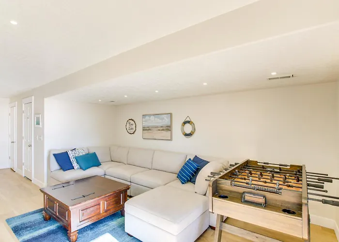 Spacious Garden City Townhome W/ Lake Views!