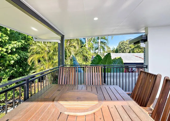 'Palm Paradise' Garden Getaway Near Cairns