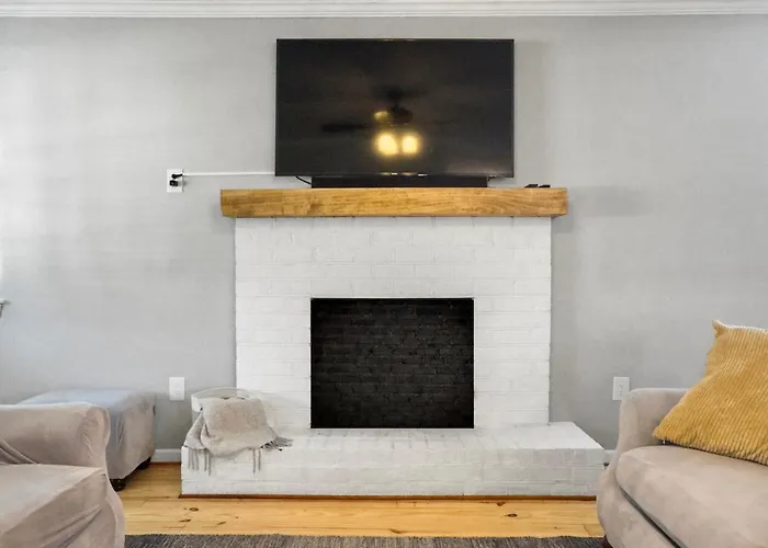 Cozy Home Away From Home - Pet-Friendly, King Bed