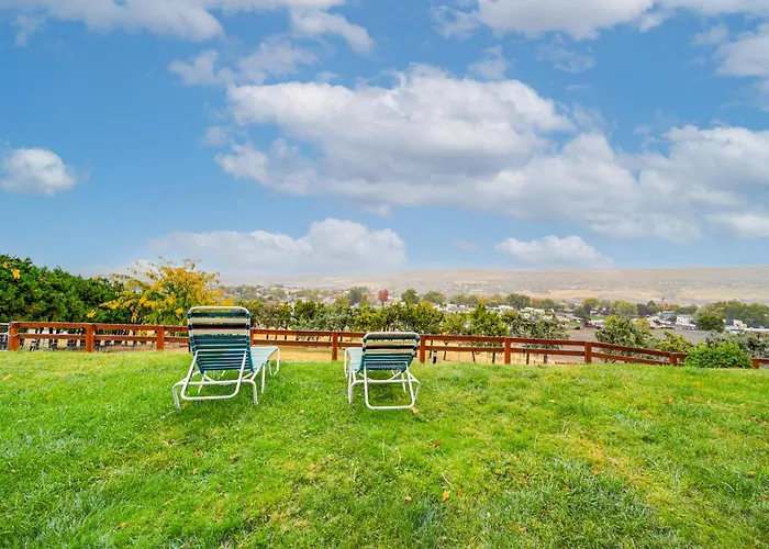 Hot Tub & Sweeping Views: Apt In Clarkston!