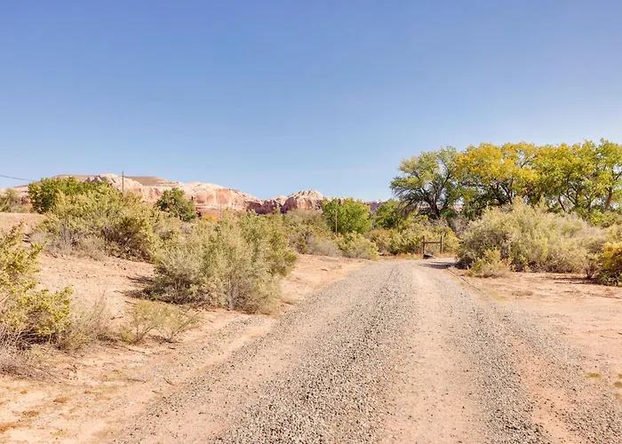Stunning Views: Quiet Bluff Home Near Hiking!
