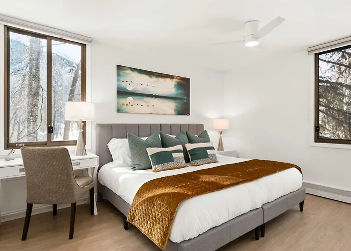 Renovated Riverfront 3 Bedroom Walk To Gondola!