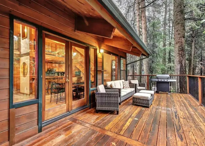 Picturesque Cabin Hot Tub