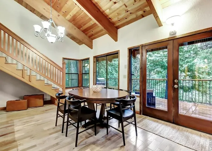 Picturesque Cabin Hot Tub