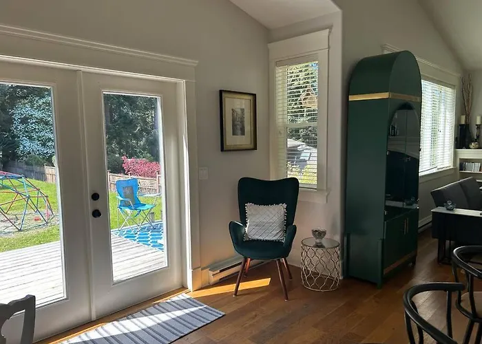 Bright Spacious Entire Home With Kids Backyard Set