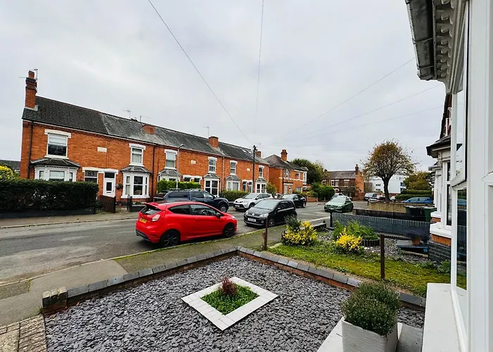 5-Bed Family & Group Stay Near Cricket Ground