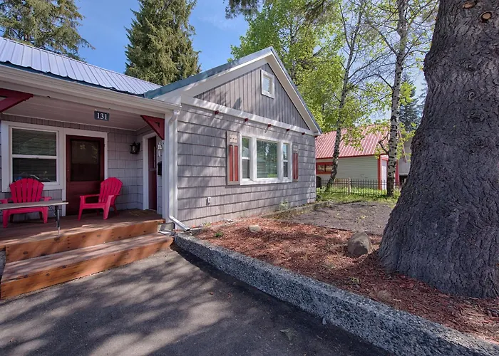 Park Street Cottage - Downtown, Fenced Yard, Hot Tub - Walk To Lake, Restaurants, Bars, & Shopping
