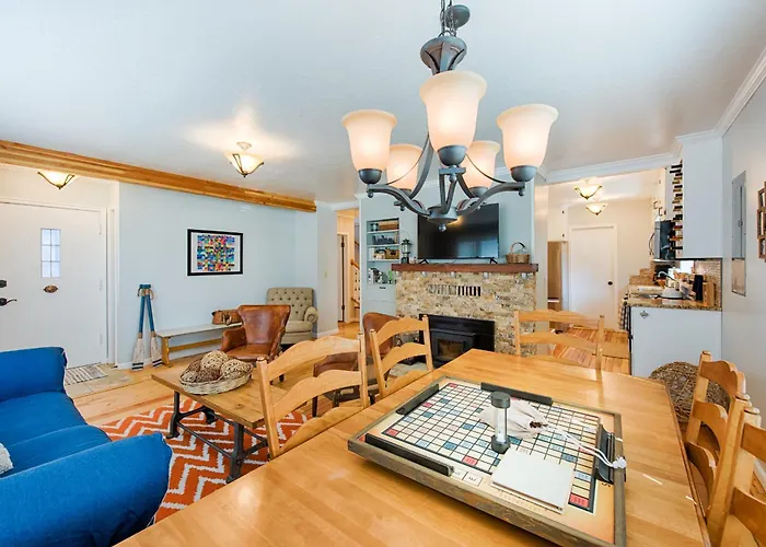Park Street Cottage - Downtown, Fenced Yard, Hot Tub - Walk To Lake, Restaurants, Bars, & Shopping