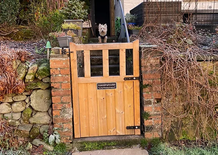 Shepherds Hut - Hot Tub Hire - Dog Friendly
